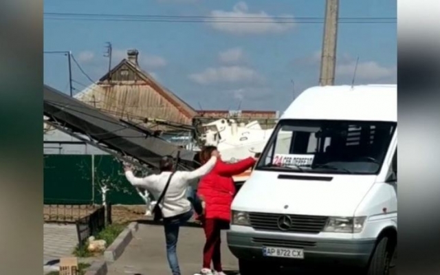 В Запорожской области неадекватная женщина устроила дебош и ломала маршрутки (ВИДЕО) Фото № 0 В Запорожской области неадекватная женщина устроила дебош и ломала маршрутки (ВИДЕО) Фото № 0