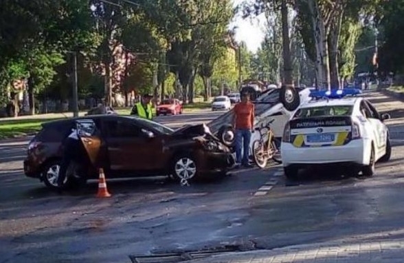 В Запорожье ДТП: Один из автомобилей перевернулся (ФОТО) Фото № 3 В Запорожье ДТП: Один из автомобилей перевернулся (ФОТО) Фото № 3