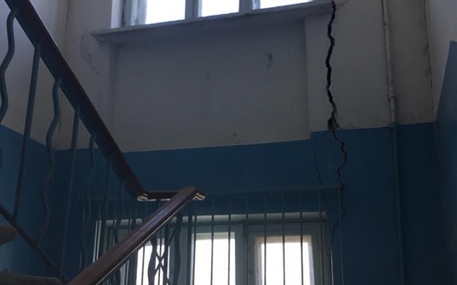 ЧП в Запорожье: Рушится многоэтажка, жильцы с вещами срочно покидают дом (ФОТО) Фото № 0 ЧП в Запорожье: Рушится многоэтажка, жильцы с вещами срочно покидают дом (ФОТО) Фото № 0