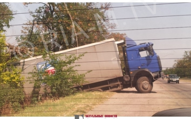 Под Мелитополем фура слетела в кювет (ФОТО) Фото № 1 Под Мелитополем фура слетела в кювет (ФОТО) Фото № 1