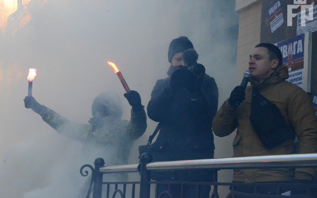 Запорожцы пикетировали российский банк Фото № 2 Запорожцы пикетировали российский банк Фото № 2