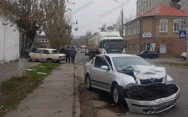 В Запорожской области водитель вылетел через лобовое стекло (ФОТО-ВИДЕО) Фото № 3 В Запорожской области водитель вылетел через лобовое стекло (ФОТО-ВИДЕО) Фото № 3