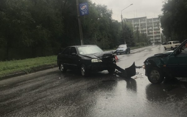 Напротив Запорожского ГУ Нацполиции произошло ДТП (ФОТО) Фото № 1 Напротив Запорожского ГУ Нацполиции произошло ДТП (ФОТО) Фото № 1