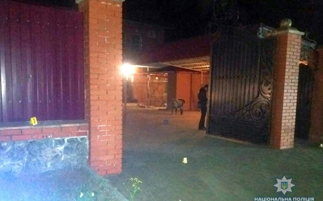 Чиновнику во двор бросили гранату: Подробности взрыва (ФОТО) Фото № 0 Чиновнику во двор бросили гранату: Подробности взрыва (ФОТО) Фото № 0