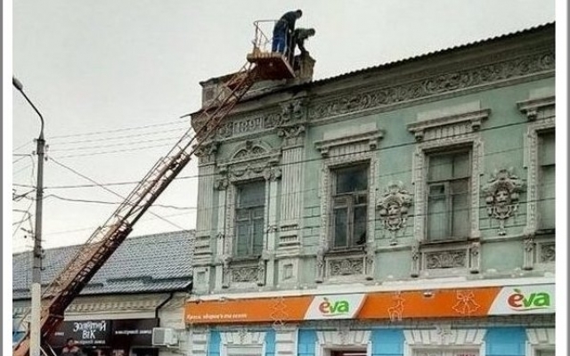 Коммунальщики снимают парапет с самого красивого исторического здания города (ФОТО) Фото № 0 Коммунальщики снимают парапет с самого красивого исторического здания города (ФОТО) Фото № 0