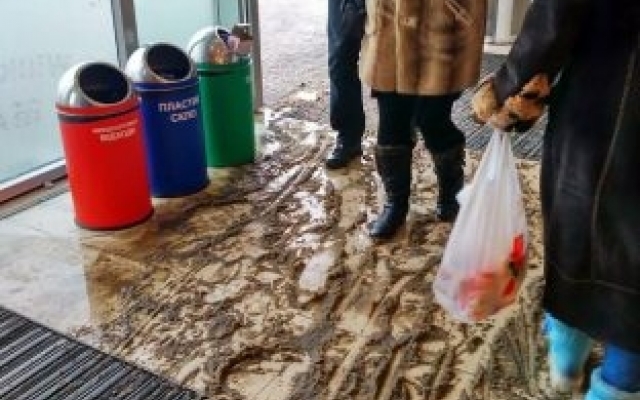 Фотофакт: В запорожском супермаркете горожане перебирались через грязевое озеро Фото № 4 Фотофакт: В запорожском супермаркете горожане перебирались через грязевое озеро Фото № 4