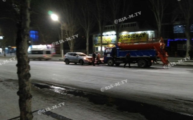 В Запорожской области легковушка протаранила коммунальный транспорт (ФОТО) Фото № 0 В Запорожской области легковушка протаранила коммунальный транспорт (ФОТО) Фото № 0