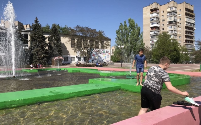 Мелитопольцы плавают в городских фонтанах (ФОТО) Фото № 0 Мелитопольцы плавают в городских фонтанах (ФОТО) Фото № 0