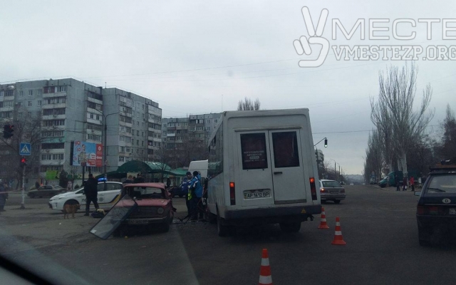 В Запорожье произошло ДТП с маршруткой, есть пострадавшие Фото № 2 В Запорожье произошло ДТП с маршруткой, есть пострадавшие Фото № 2