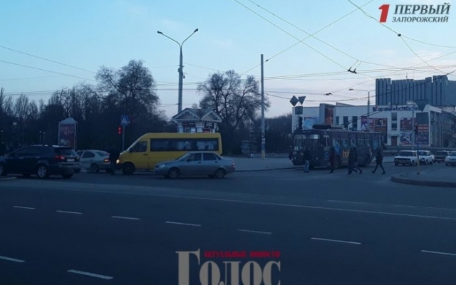 На бульваре Шевченко в ДТП попала маршрутка (ФОТО) Фото № 0 На бульваре Шевченко в ДТП попала маршрутка (ФОТО) Фото № 0