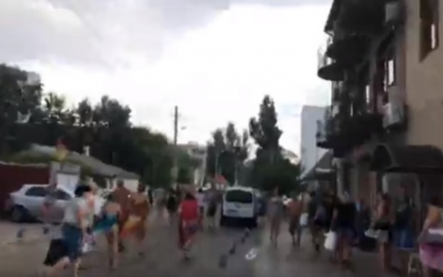 На запорожском курорте отдыхающие убегали от смерча и дождя (ВИДЕО) Фото № 0 На запорожском курорте отдыхающие убегали от смерча и дождя (ВИДЕО) Фото № 0