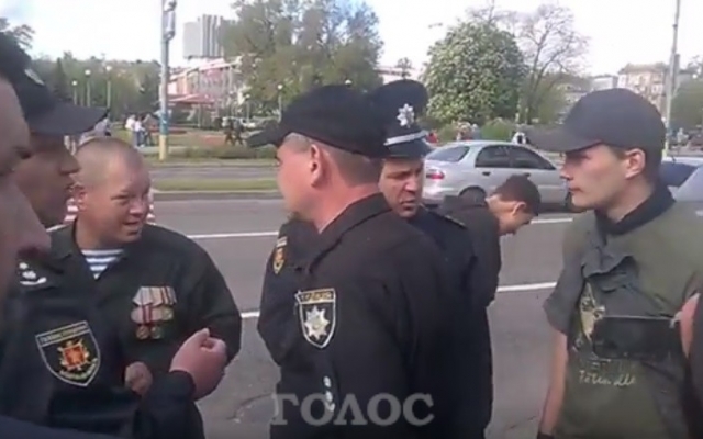 Появилось видео, как запорожские полицейские воспитывали нарушителей Фото № 0 Появилось видео, как запорожские полицейские воспитывали нарушителей Фото № 0