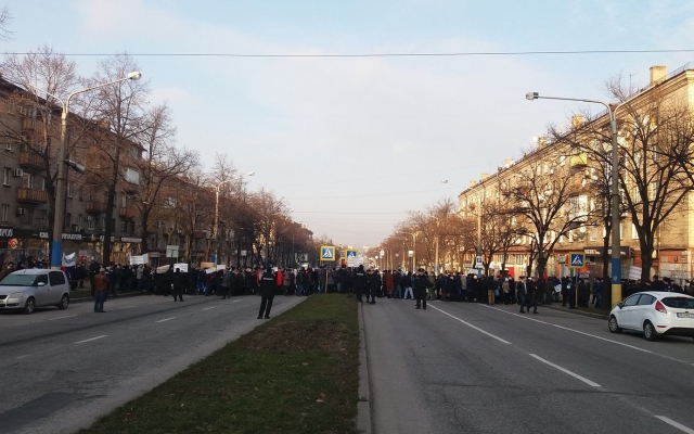 В центре Запорожья митингующие заблокировали дорогу (ФОТО) Фото № 2 В центре Запорожья митингующие заблокировали дорогу (ФОТО) Фото № 2