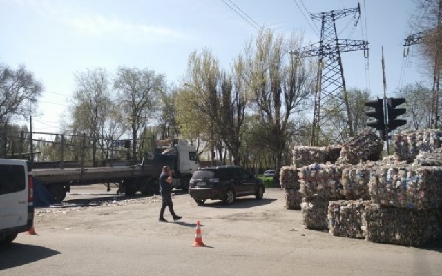 ДТП в Запорожье: по улице рассыпались тюки с пластиком (ФОТО) Фото № 1 ДТП в Запорожье: по улице рассыпались тюки с пластиком (ФОТО) Фото № 1