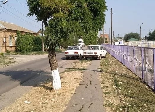 В сети высмеяли двух горе-парковщиков на В сети высмеяли двух горе-парковщиков на