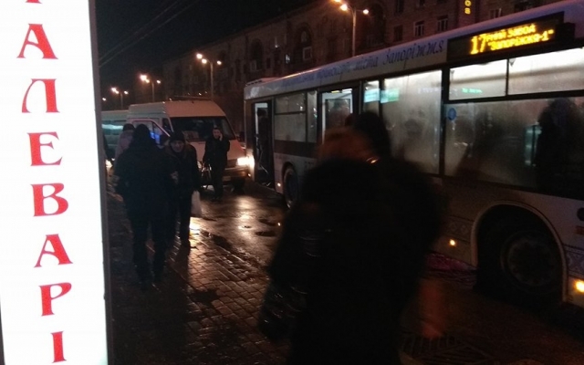 В центре Запорожья столкнулись две маршрутки (ФОТО) Фото № 1 В центре Запорожья столкнулись две маршрутки (ФОТО) Фото № 1