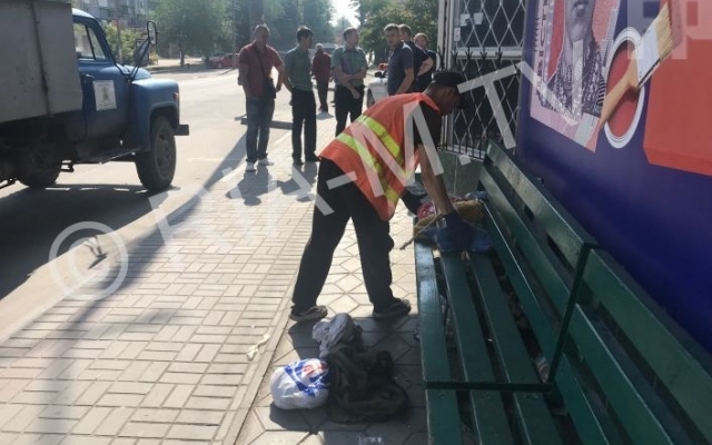 Коммунальщики разобрались с бомжами, которые устроили ночлежку на остановке (ФОТО) Фото № 2 Коммунальщики разобрались с бомжами, которые устроили ночлежку на остановке (ФОТО) Фото № 2
