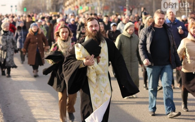 В центре Запорожья прошел массовый крестный ход Фото № 6 В центре Запорожья прошел массовый крестный ход Фото № 6