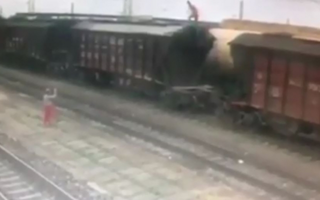 Под Запорожьем на ж/д узле трагически погиб мальчик (ВИДЕО 18+) Фото № 0 Под Запорожьем на ж/д узле трагически погиб мальчик (ВИДЕО 18+) Фото № 0