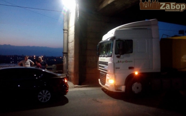 На мосту из-за аварии перекрыли одну полосу движения (ФОТО) Фото № 0 На мосту из-за аварии перекрыли одну полосу движения (ФОТО) Фото № 0