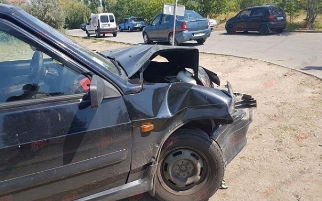 Возле аквапарка столкнулись ВАЗ и Dacia (ФОТО) Фото № 0 Возле аквапарка столкнулись ВАЗ и Dacia (ФОТО) Фото № 0