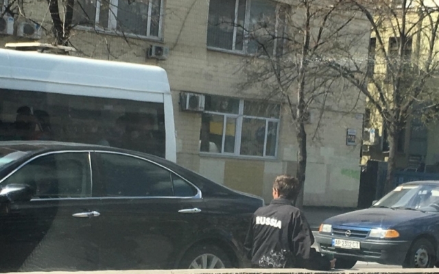 В Запорожье попрошайничает мужчина с надписью на одежде В Запорожье попрошайничает мужчина с надписью на одежде