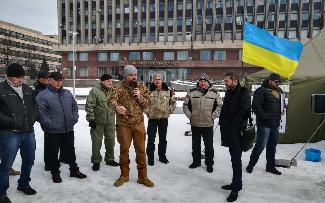 Здание Запорожской облгосадминистрации заполонили люди в камуфляже (ФОТО) Фото № 2 Здание Запорожской облгосадминистрации заполонили люди в камуфляже (ФОТО) Фото № 2