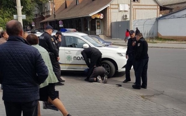 В Мелитополе мужчина затеял драку (ВИДЕО) Фото № 0 В Мелитополе мужчина затеял драку (ВИДЕО) Фото № 0