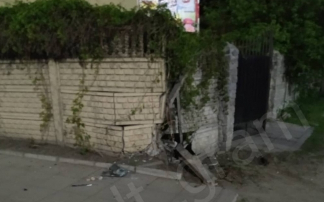 В Мелитополе автомобиль снес забор популярного кафе (ФОТО) Фото № 0 В Мелитополе автомобиль снес забор популярного кафе (ФОТО) Фото № 0