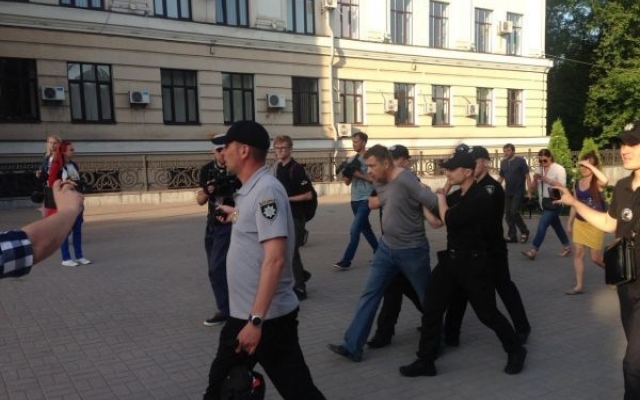 В толпу собравшихся представителей ЛГБТ бросили гранату (ФОТО) Фото № 5 В толпу собравшихся представителей ЛГБТ бросили гранату (ФОТО) Фото № 5