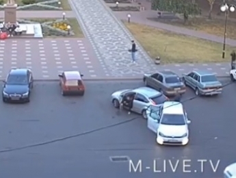 ДТП на парковке: в Мелитополе ударились авто (ВИДЕО) Фото № 0 ДТП на парковке: в Мелитополе ударились авто (ВИДЕО) Фото № 0