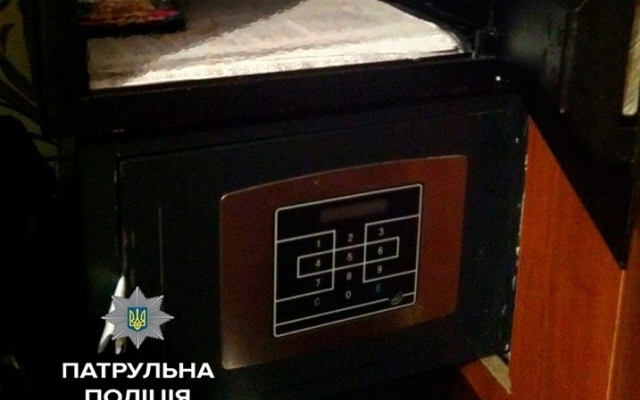 Мужчина не открывал жене двери, потому что украл у нее деньги Фото № 0 Мужчина не открывал жене двери, потому что украл у нее деньги Фото № 0