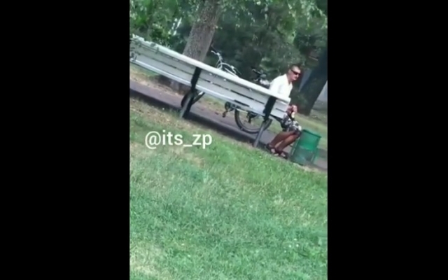В Запорожье мужчину поймали за непристойным делом прямо на улице (ВИДЕО 18+) Фото № 0 В Запорожье мужчину поймали за непристойным делом прямо на улице (ВИДЕО 18+) Фото № 0