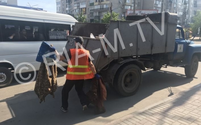Коммунальщики разобрались с бомжами, которые устроили ночлежку на остановке (ФОТО) Фото № 4 Коммунальщики разобрались с бомжами, которые устроили ночлежку на остановке (ФОТО) Фото № 4