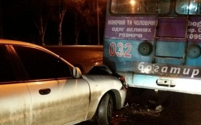 ДТП в Запопожье: Троллейбус совершил наезд на легковушку (ФОТО) Фото № 2 ДТП в Запопожье: Троллейбус совершил наезд на легковушку (ФОТО) Фото № 2