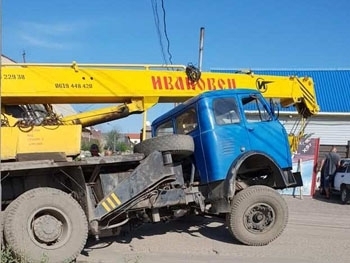 Фотофакт: На дороге грузовик Фотофакт: На дороге грузовик