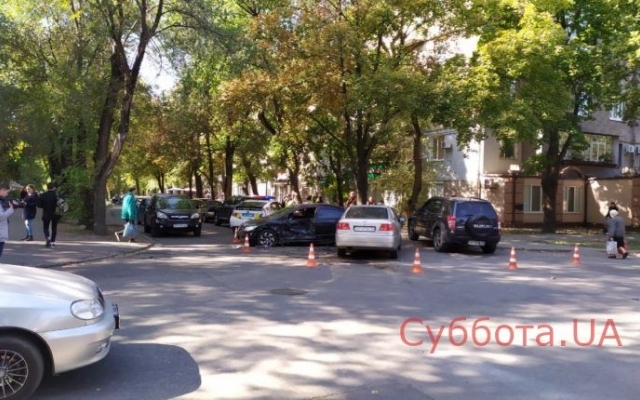 В Запорожье на перекрестке серьезное ДТП: Фрагменты кузовов автомобилей разбросаны по дороге (ФОТО) Фото № 0 В Запорожье на перекрестке серьезное ДТП: Фрагменты кузовов автомобилей разбросаны по дороге (ФОТО) Фото № 0