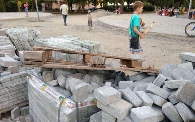 В Запорожье дети поиздевались над еще не уложенной брусчаткой (ФОТО) Фото № 2 В Запорожье дети поиздевались над еще не уложенной брусчаткой (ФОТО) Фото № 2