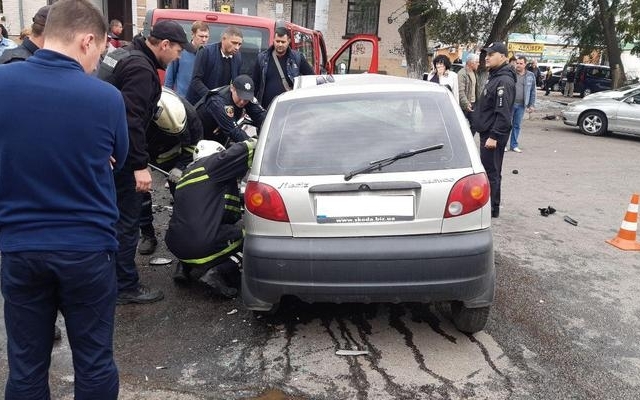 В Запорожье произошло ДТП: пострадавшую зажало в авто (ФОТО) Фото № 1 В Запорожье произошло ДТП: пострадавшую зажало в авто (ФОТО) Фото № 1