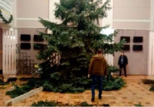 Скандал: Возле театра в Запорожье срубили елки Фото № 0 Скандал: Возле театра в Запорожье срубили елки Фото № 0