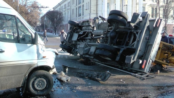 Появились подробности аварии с участием маршрутки и автовышки Фото № 2 Появились подробности аварии с участием маршрутки и автовышки Фото № 2