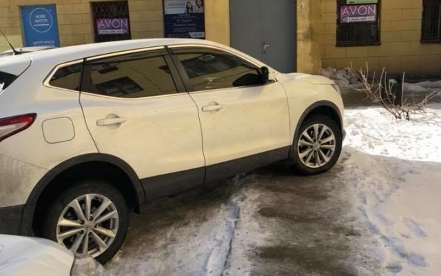 На Металлургов запорожцев удивил необычно припаркованный автомобиль (ФОТО) Фото № 3 На Металлургов запорожцев удивил необычно припаркованный автомобиль (ФОТО) Фото № 3