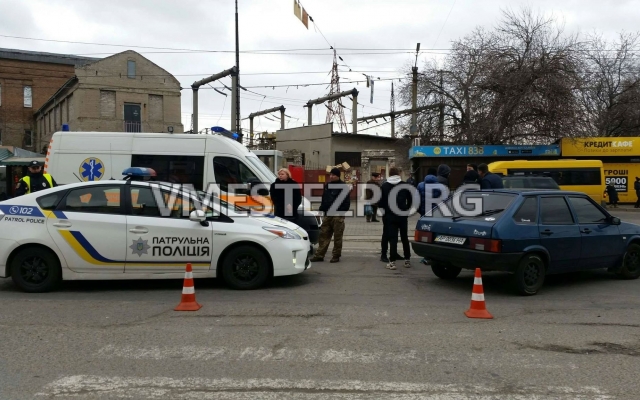 В Запорожье на пешеходном переходе сбили двух девушек (ФОТО) Фото № 2 В Запорожье на пешеходном переходе сбили двух девушек (ФОТО) Фото № 2