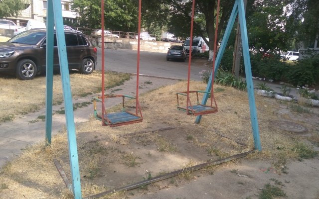 Детские площадки в Запорожье опасны для детей (ФОТО) Фото № 11 Детские площадки в Запорожье опасны для детей (ФОТО) Фото № 11