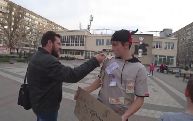 Прохожим раздавали деньги на улице (ВИДЕО) Фото № 3 Прохожим раздавали деньги на улице (ВИДЕО) Фото № 3