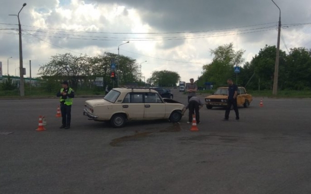 В Запорожье столкнулись две легковушки (ФОТО) Фото № 0 В Запорожье столкнулись две легковушки (ФОТО) Фото № 0