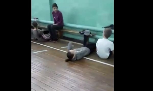 Запорожцы возмущены: Школьников заставляют ложиться на грязный и холодный пол (ФОТО) Фото № 0 Запорожцы возмущены: Школьников заставляют ложиться на грязный и холодный пол (ФОТО) Фото № 0