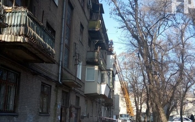 В одном из домов Запорожья камни падают на головы прохожих. ФОТО Фото № 2 В одном из домов Запорожья камни падают на головы прохожих. ФОТО Фото № 2