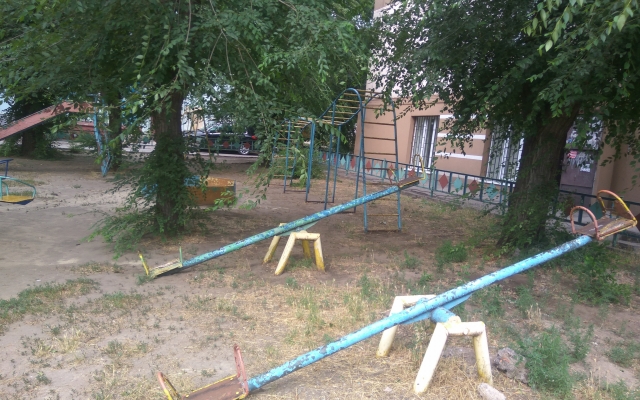 Детские площадки в Запорожье опасны для детей (ФОТО) Фото № 10 Детские площадки в Запорожье опасны для детей (ФОТО) Фото № 10