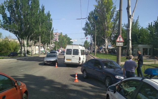 В Коммунарском микрорайоне произошло ДТП (ФОТО) Фото № 1 В Коммунарском микрорайоне произошло ДТП (ФОТО) Фото № 1